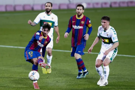 El Barcelona goleó al Elche en el Camp Nou y se acerca al Atlético de Madrid