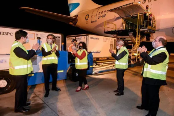 Cafiero y Vizzotti recibieron el vuelo de Aerolíneas Argentinas con 904 mil vacunas desde China