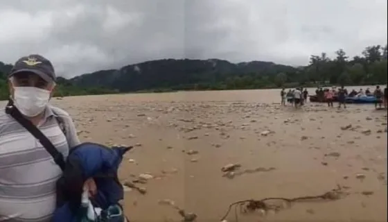 Arriesgar la vida para dar clases: docentes de Orán se ven obligados a pasar en gomón