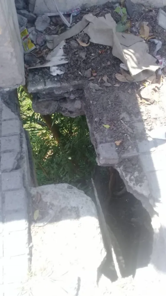 ¡Un peligro! hay un agujero en el puente Vélez Sarsfield