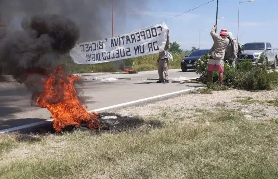 Empleados municipales cortaron el acceso sur de la ciudad