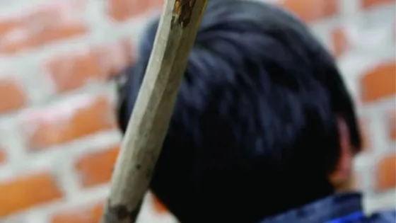 Imputan a un hombre que amenazó y golpeó con una pala a un comunicador social