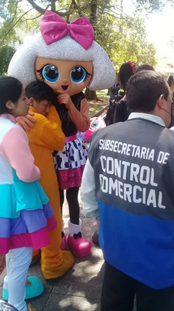 ¡Insólito! armaron un mega operativo para quitarles los disfraces a los personajes de Disney