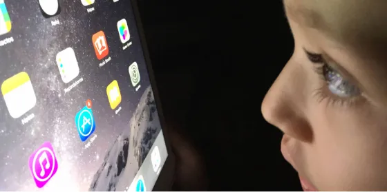 Para un buen descanso, recomiendan no estar frente a pantallas después de las 23