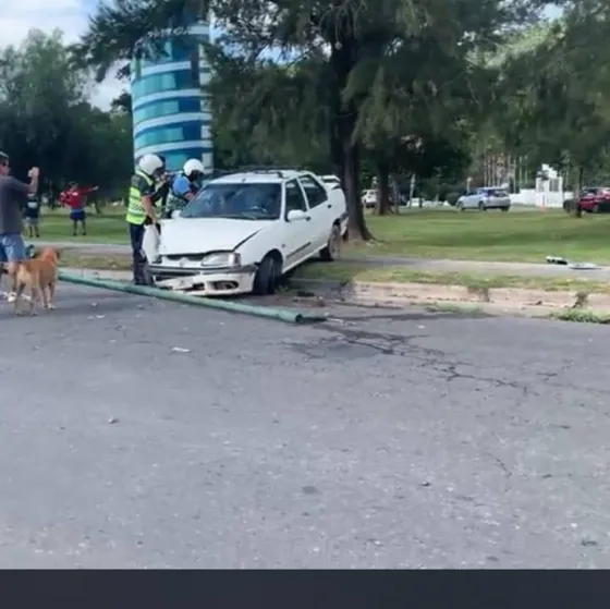 Estaba borracho, chocó los postes de luz y terminó encima de la vereda