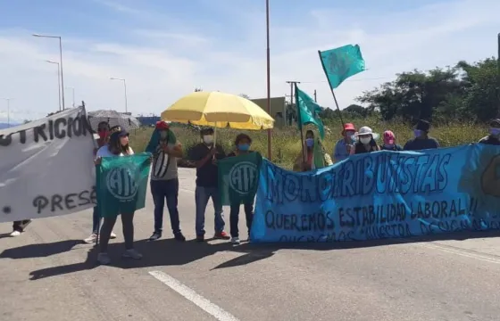 Trabajadores del hospital de Orán cortan la ruta 50