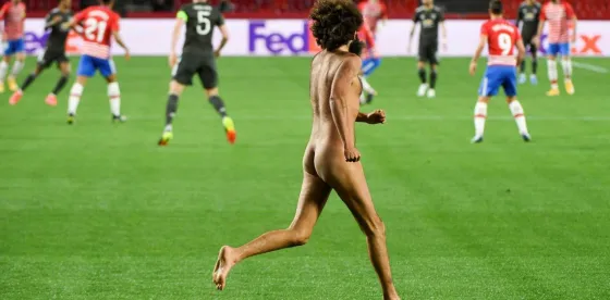 Un hombre desnudo interrumpió el partido del Granada y el Manchester United