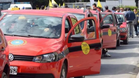 Los taxis y remises sólo pueden trasladar personal esencial después de las 1