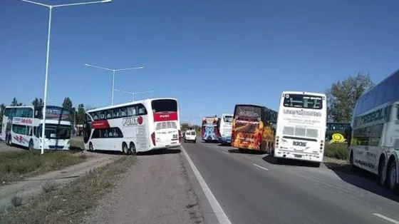 Los cortes de transportistas de turismo continuarán hasta las 18 horas