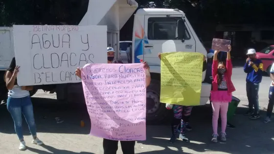 Vecinos se manifiestan en el CCM: piden por agua y cloacas
