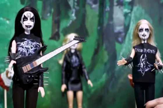 Conocé a "Black Metal Barbie", la muñeca soñada para los fans del rock pesado
