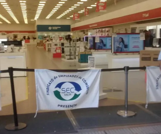 Empleados de Garbarino están de paro por atraso en el pago de sueldos