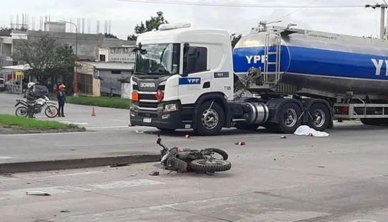 Un motociclista perdió la vida luego de ser embestido por un camión