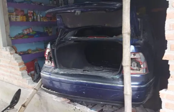 Tras una pelea de bandas, un auto terminó dentro de una casa