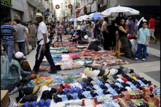 Manteros de la peatonal cortan las calles céntricas y piden puestos de trabajos