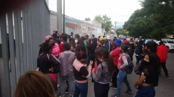 Violenta protesta en el CMM: manteros agredieron a periodistas