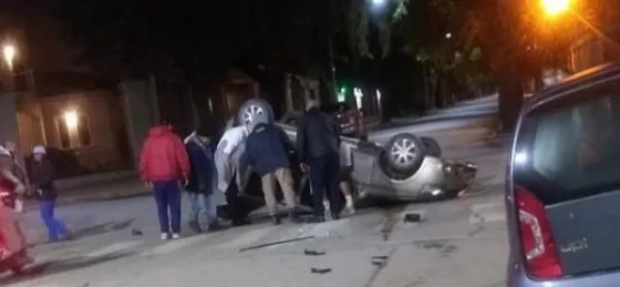 Un joven oranense chocó y volcó en pleno centro, estaría ebrio