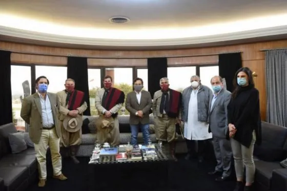 Sáenz recibió a los gauchos y dijo que el desfile “será acorde a la situación sanitaria"