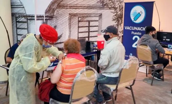 ¿Cómo anotarse? Comienzan a vacunar a mayores de 55 años contra el Covid-19