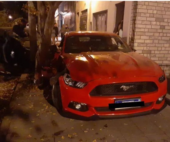 Jóvenes corrían picadas, perdieron el control y chocaron contra una casa