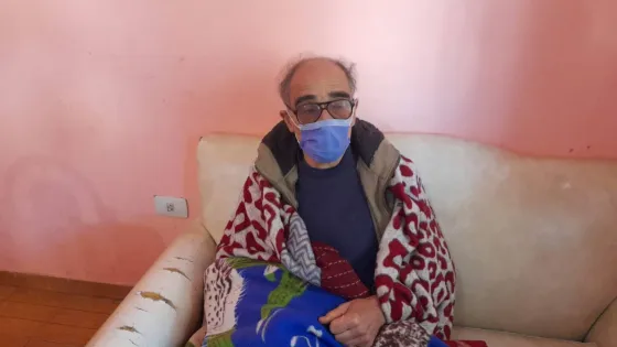 Salvaron a un abuelo salteño y a sus 60 perritos de un incendio