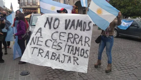 Comerciantes salen a la calle para pedir que los dejen trabajar
