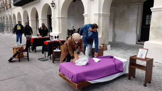 Colocan mesas y camas en la Plaza 9 de Julio en forma de protesta