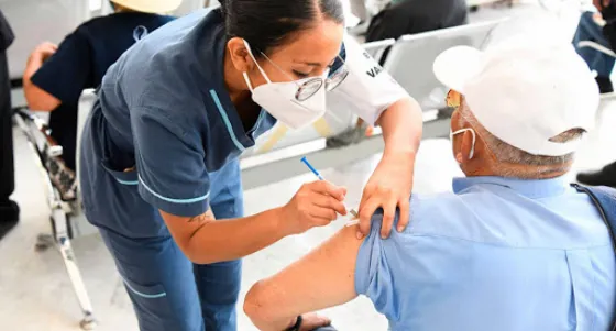 Comenzaron a vacunar contra COVID-19 a mayores de 50 años