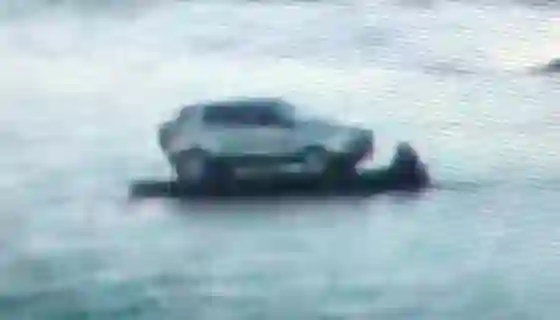 Quiso ingresar a Salta desde Bolivia con la camioneta en un gomón