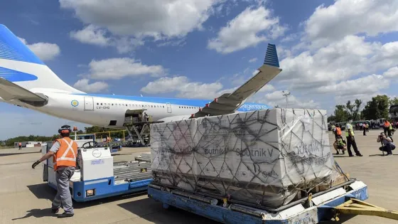 Hoy llega el vuelo que trae el reactivo para fabricar la Sputnik en el país