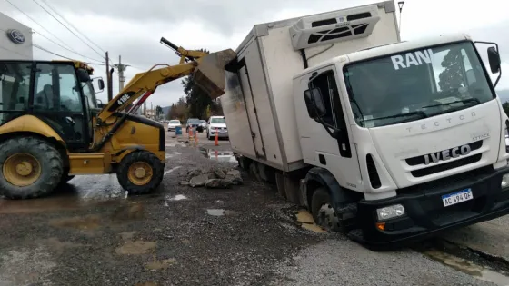 Un camión se hundió en un pozo en plena Avenida Tavella