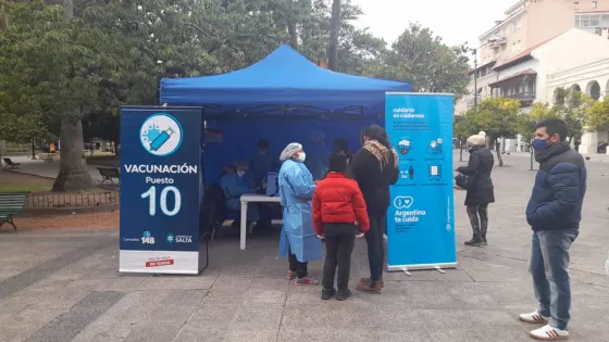 Vacunan contra el COVID a mayores de 40 años en la Plaza 9 de Julio