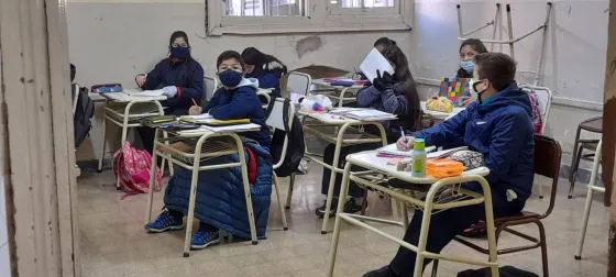 Con las ventanas abiertas en la mañana más fría del año: así estudian los alumnos
