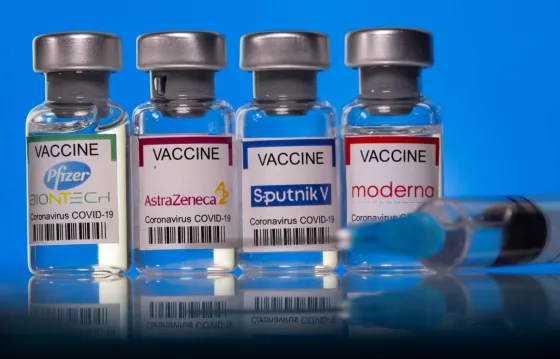 El Gobierno evalúa combinar vacunas contra el COVID