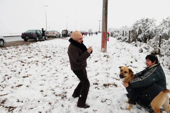 La nieve llegó a Salta y el frío polar seguirá hasta el miércoles