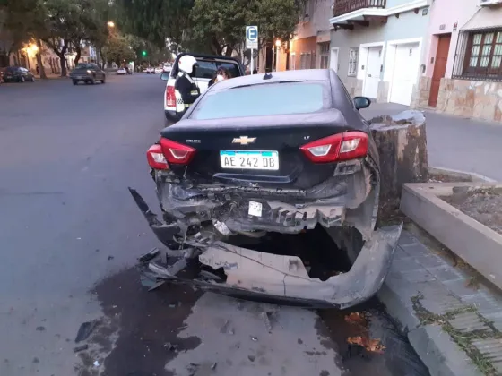 Se le congeló el parabrisas, no vio nada y chocó en pleno centro salteño