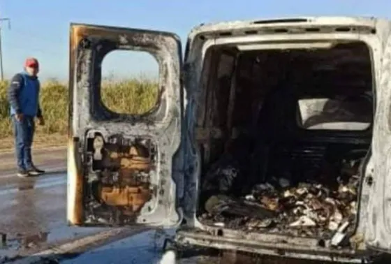 Se prendió fuego un vehículo que llevaba vacunas y medicamentos a Orán