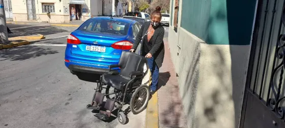 Su hijo está en silla de ruedas y asegura que es "imposible" circular por el centro