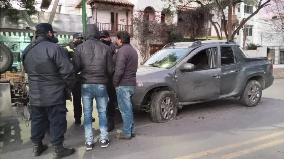 Manejaba borracho y se incrustó en un bloque de la ciclovía de Av. Belgrano