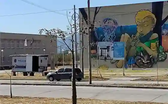 Para reforzar la seguridad en el Huaico, la policía puso un tráiler "sanguchero"