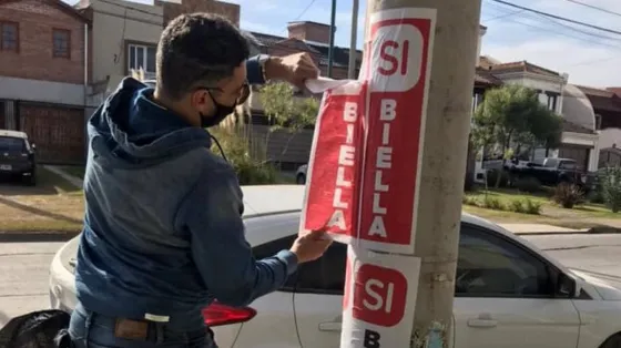Tras el escándalo, labraron multas por pegatinas políticas en postes de la ciudad