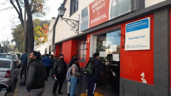 Hay tres cuadras de cola para conseguir un turno de licencias de conducir