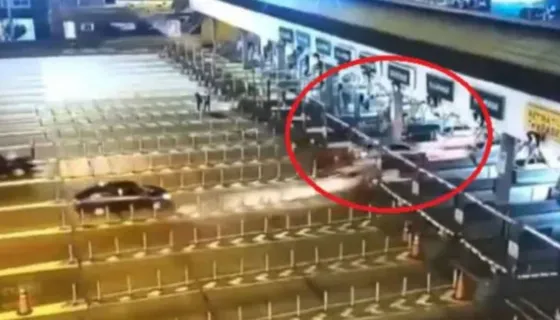 VIDEO: Iba a alta velocidad y murió al chocar contra una cabina de peaje