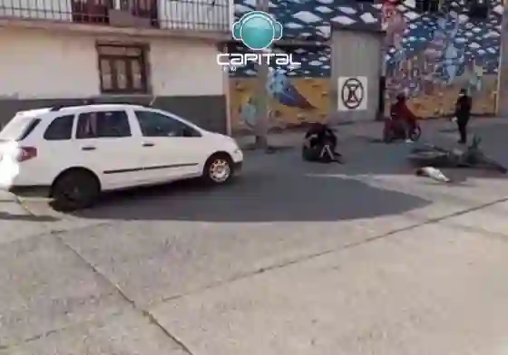 Los accidentes no paran en Salta: un auto chocó a un joven en moto y lo fracturó