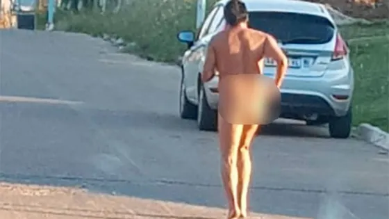 Corría desnudo por el centro de Salta y se cayó en plena calle