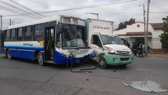 Los accidentes no paran en Salta: un colectivo chocó a un camión en pleno macrocentro