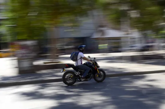 En Rosario de la Frontera, tránsito destruye los caños de escape ruidosos de las motos retenidas