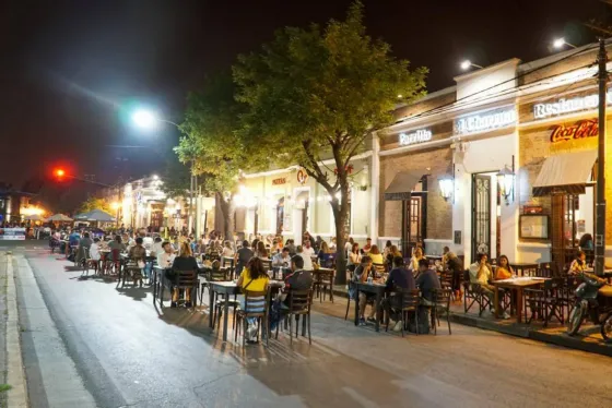 Gastronómicos salteños tendrán nuevos horarios para sacar sillas y mesas a las calles