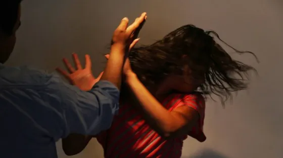 Golpeó a una adolescente, la orinó, la filmó y amenazó con subir el video a internet