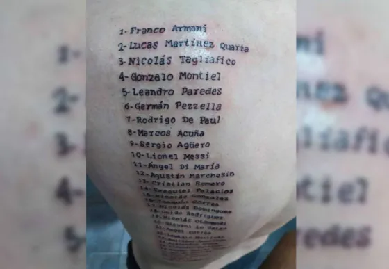 Un cordobés se tatuó el plantel completo de la Selección Argentina en la espalda